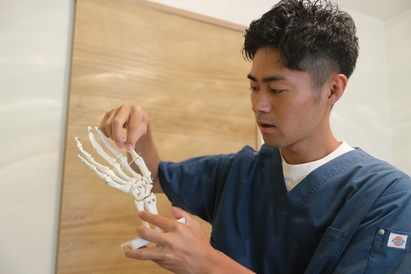 院長が骨の模型で説明
